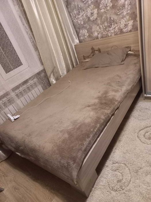 Кровать, стол копмпьетерный
