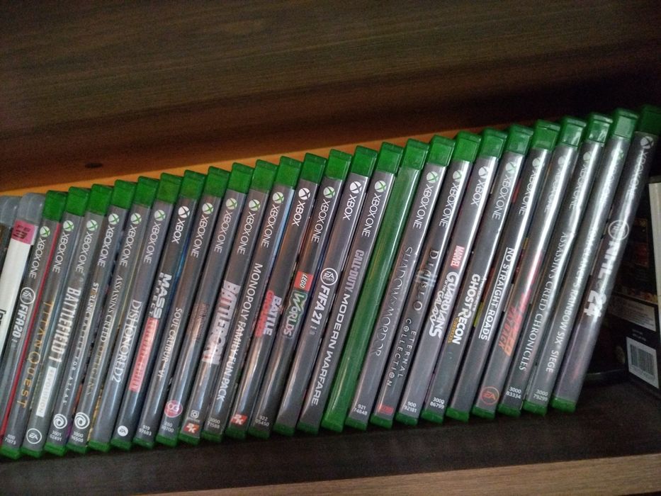 Jucarie copii consola Xbox One X 1 Tb 2 manete stare ca noua