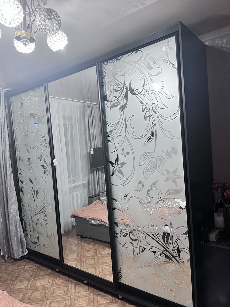 Срочно Продам шкаф купе в отличном состояние