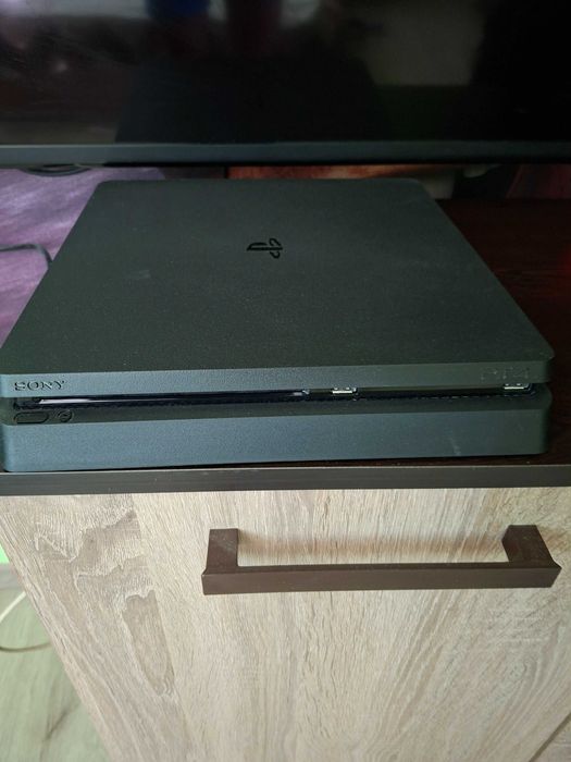 PlayStation  с 1 игра към него 1TB