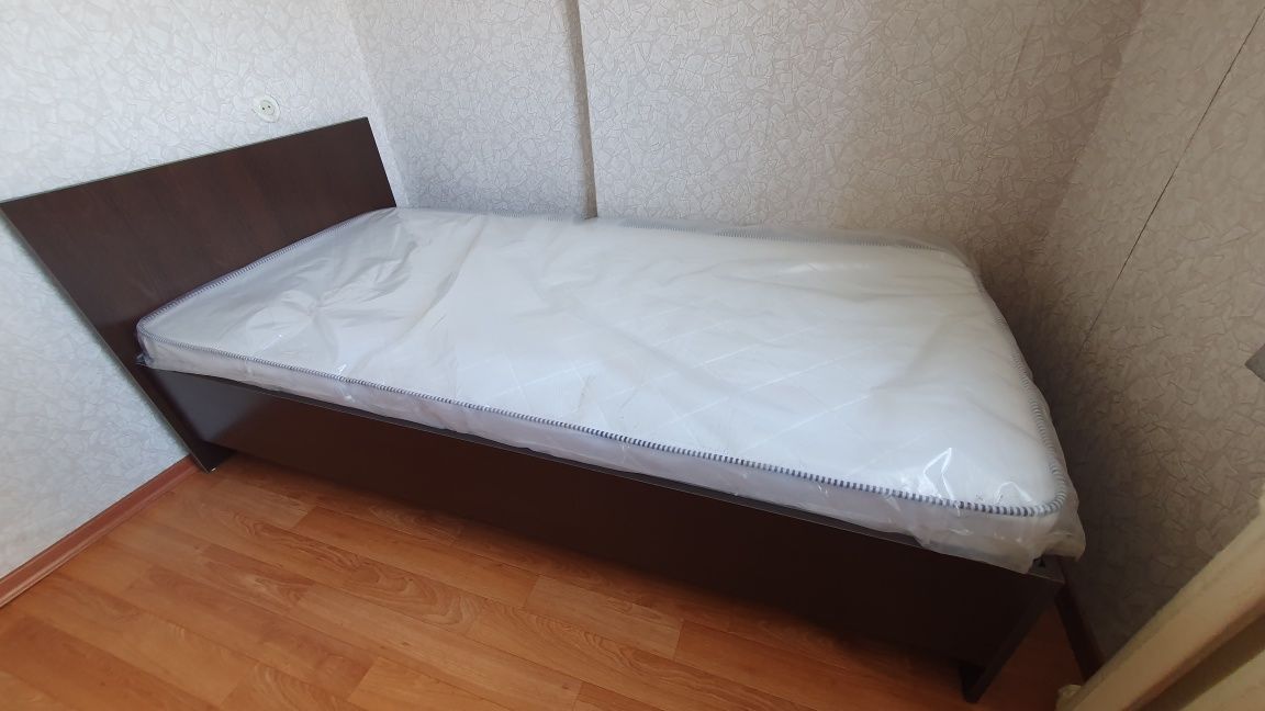 Кровать односпальняя с матрасом