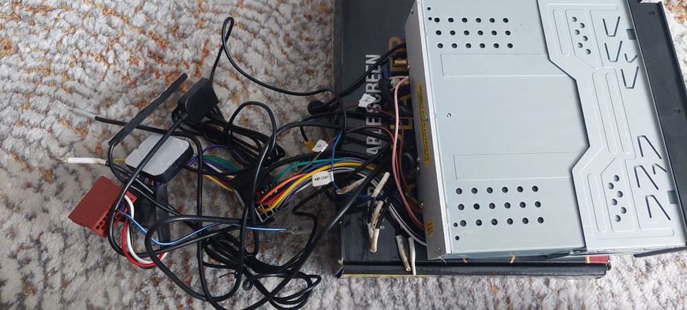 Navigație auto cu ecran retractabil