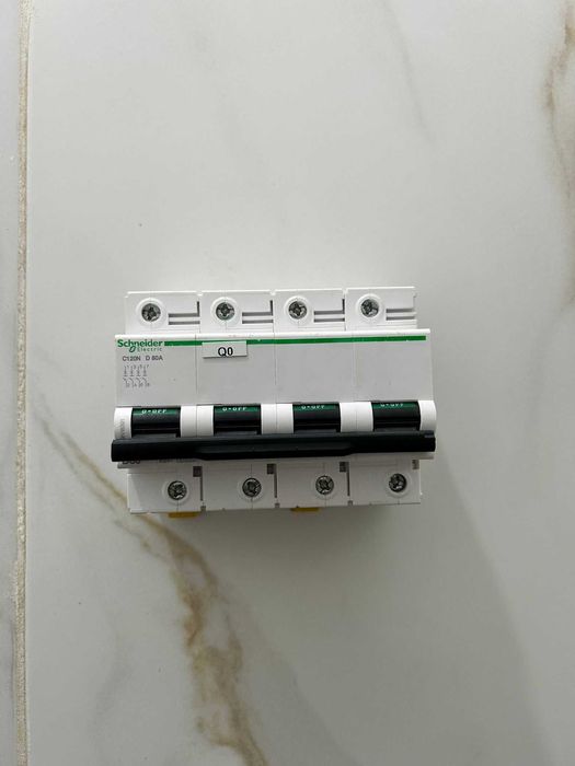 Întreruptor Schneider C120N D80A Trifazic