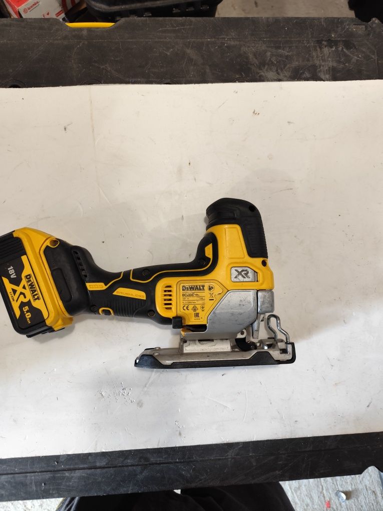 Безчетков акумулаторен прободен трион зеге Девалт DeWalt DCS335 + 5Ah