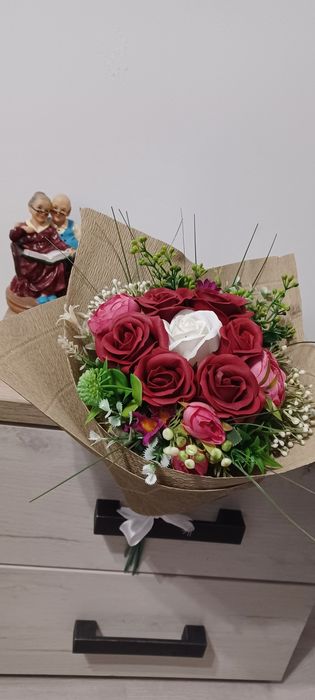 Realizez buchete și decorațiuni cu flori de sapun și flori artificiale