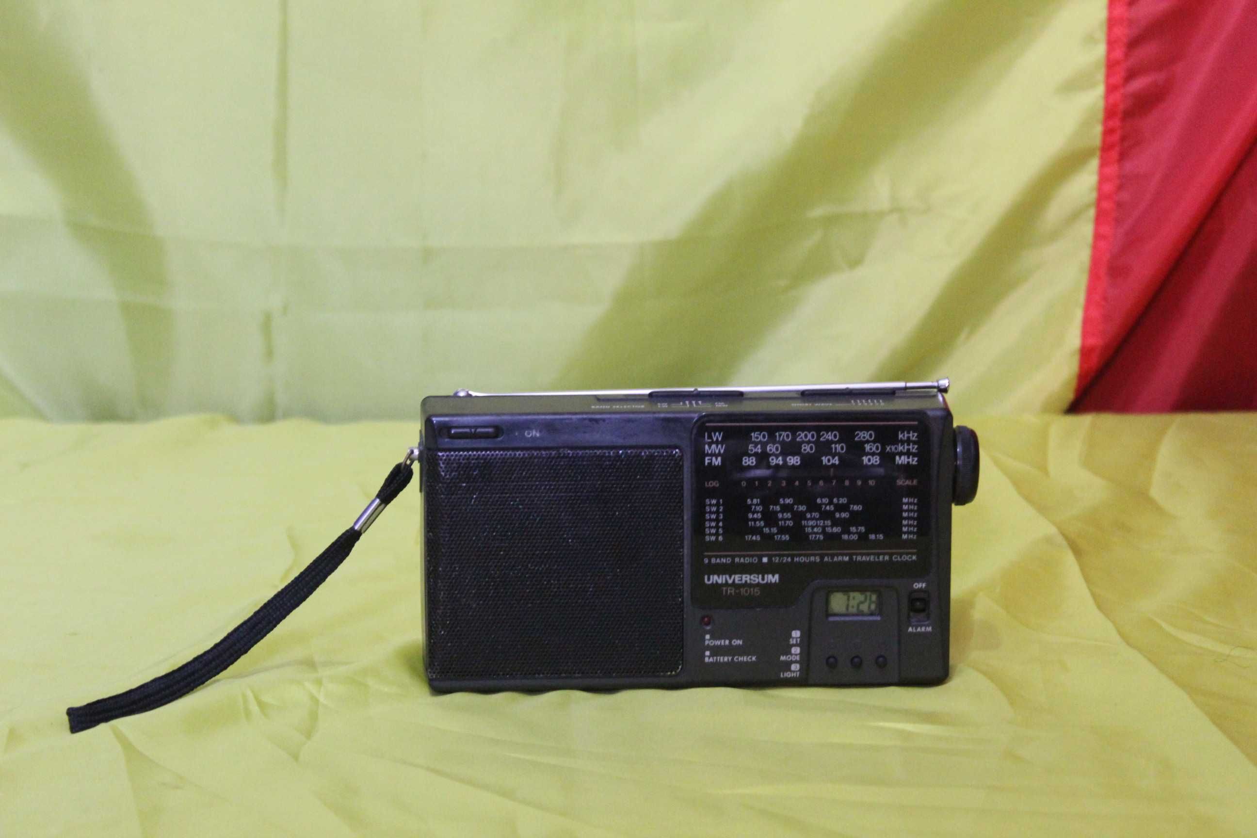 Radio  cu ceas alarma vechi - ( Germania) UNIVERSUM tr-1015