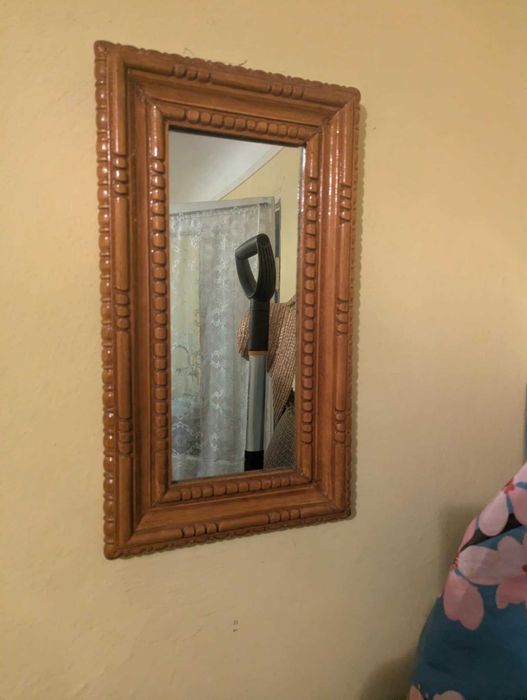 – Oglinda vintage cu rama lemn sculptat (reconditionabila) anul 1950