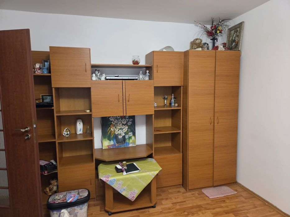 Închiriez apartament 2 camere decomandat.