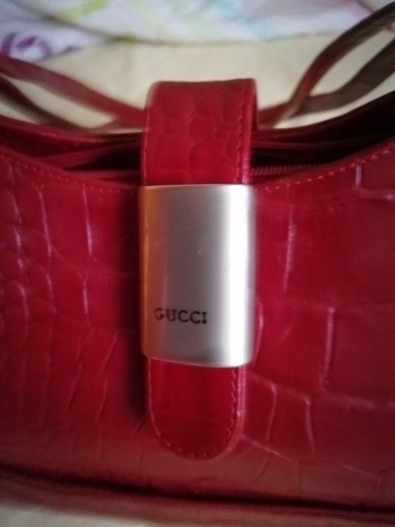 Нова чанта, цвят шампанско,червена малко носена, шагрен кожа.