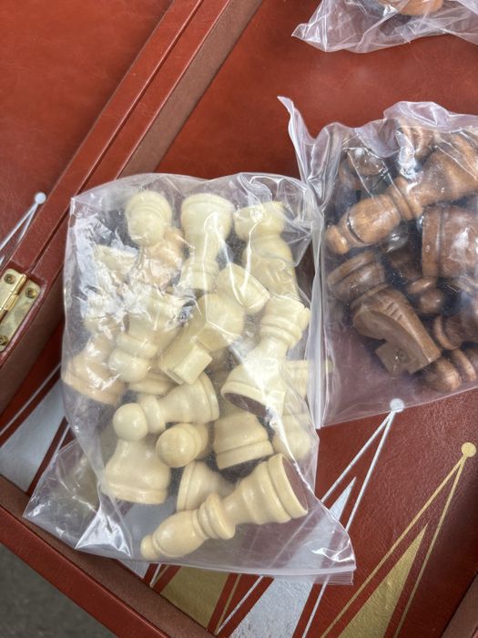 Шах+табла в кожена кутия с дървени фигури