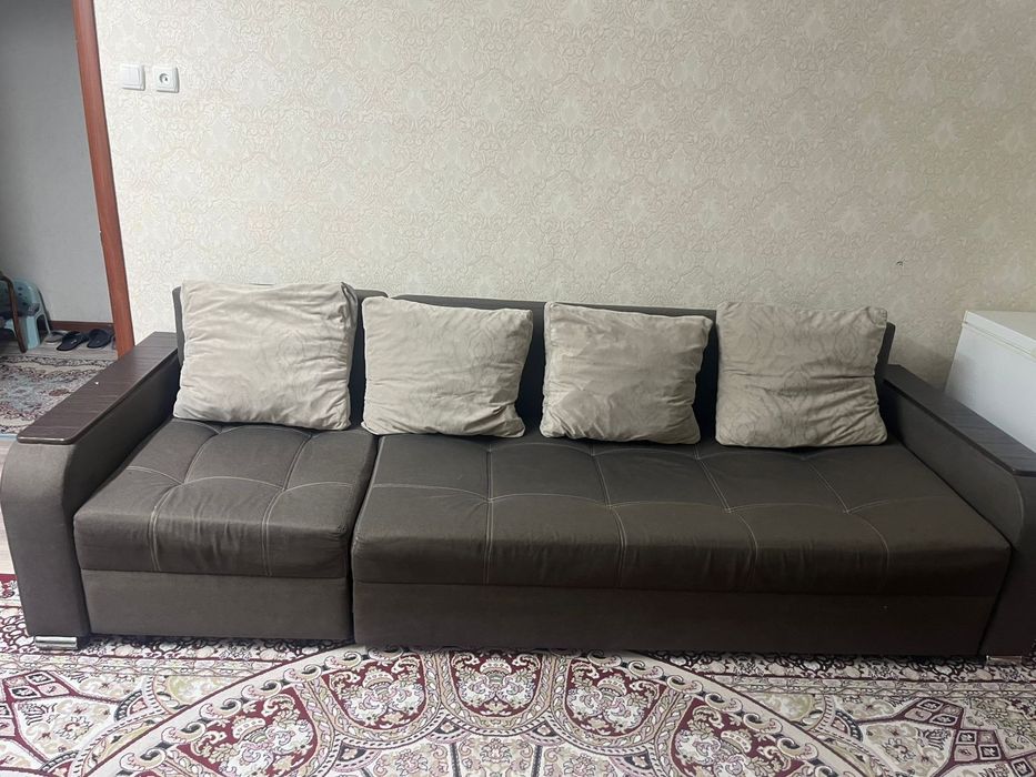 Продам диван 3 метровый состояние среднее