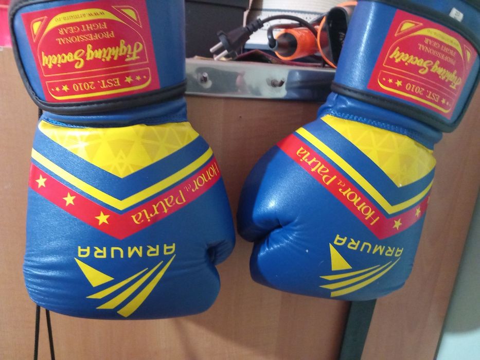 Vând mănuși de box