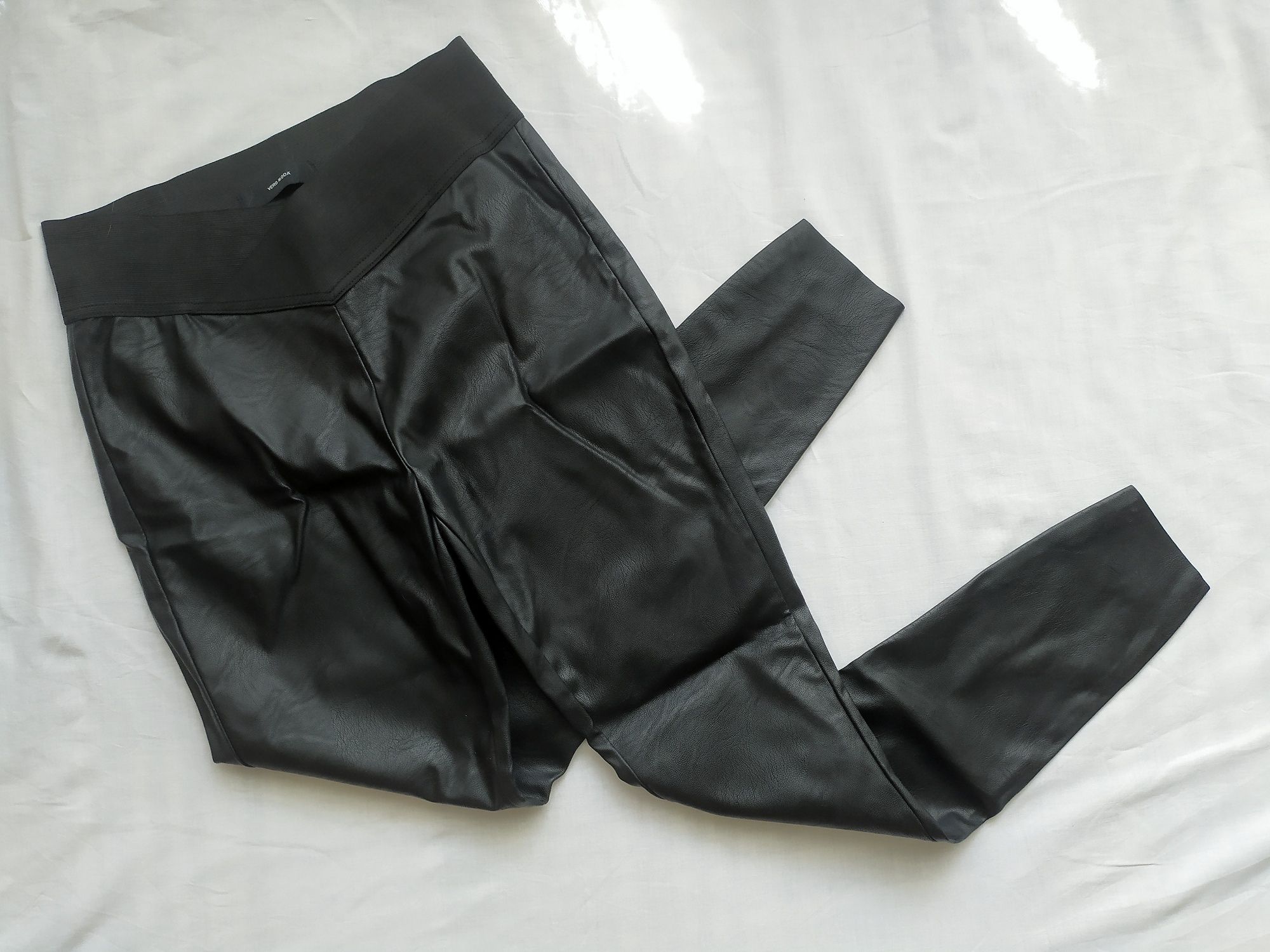 Дамски черен кожен клин панталон Vero Moda