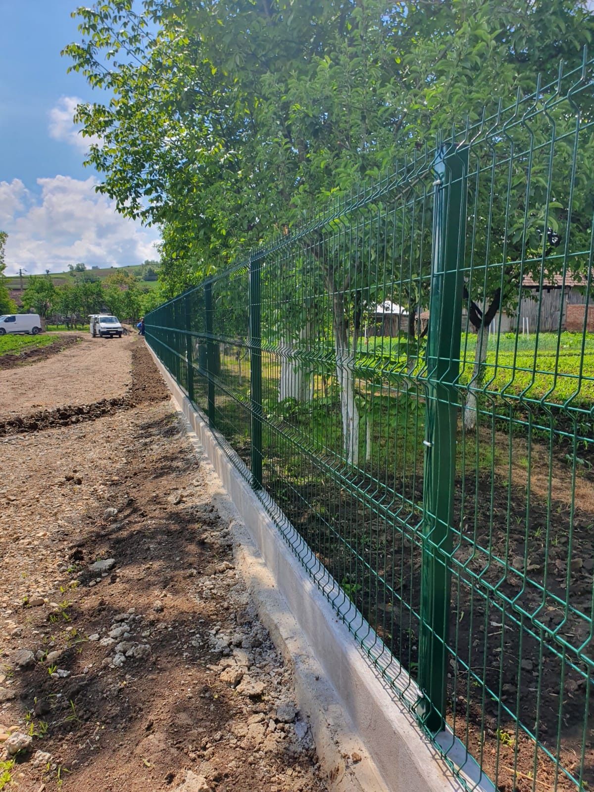 Realizăm garduri din plasă bordurata