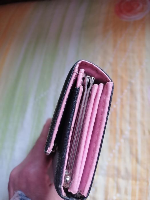 Portmoneu negru cu 4 compartimente