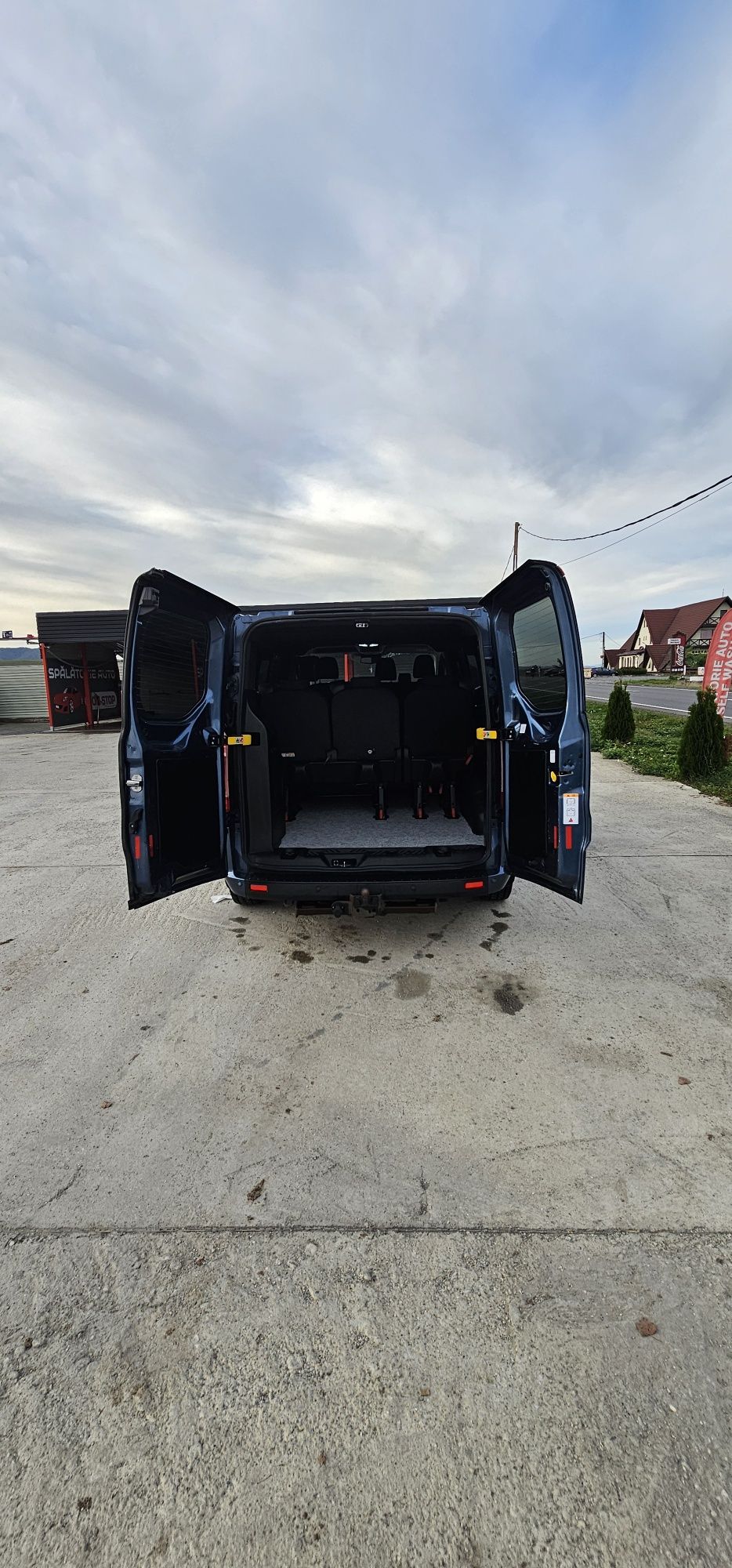 Ford transit custom 2.0 l.    170 cp anul 2020 .8+1 modelling lung