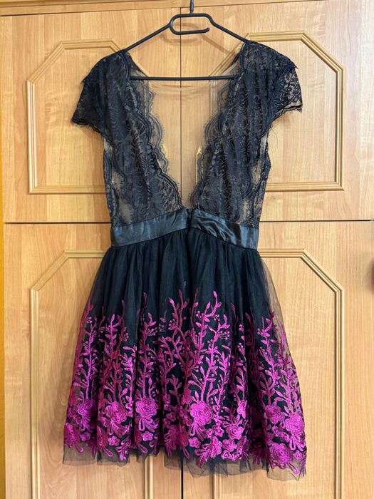 Vând rochiță scurtă din dantelă