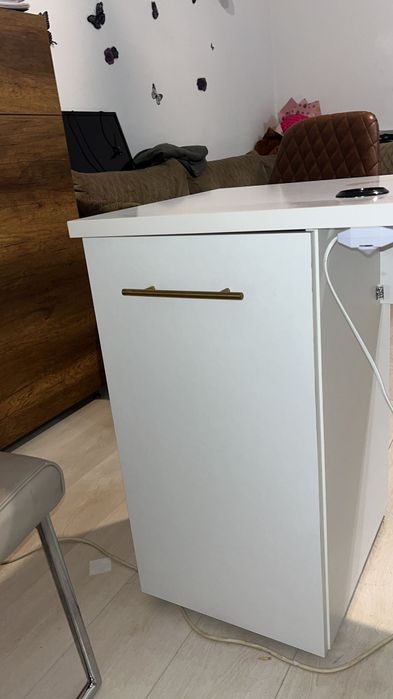 Masa manichiura cu aspirator inclus