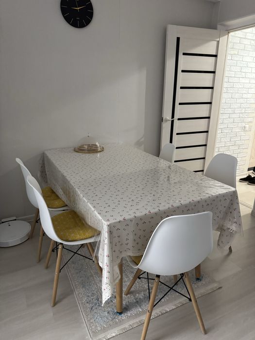 Стол и стулья в хорошем состоянии