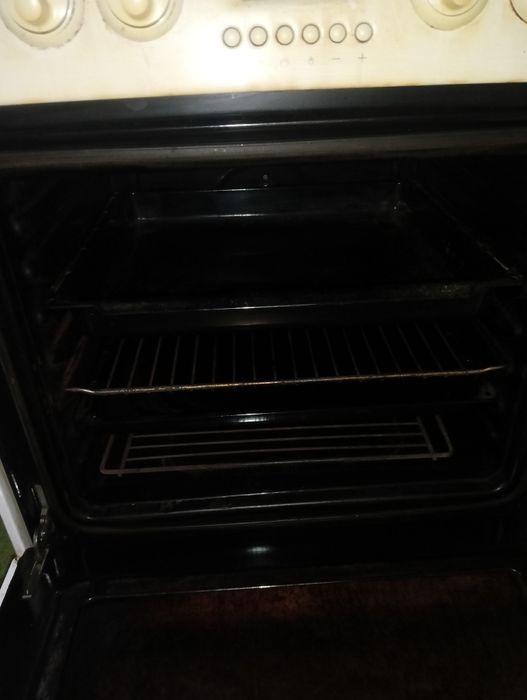 Готварска печка Beko с 2 газови котлона и 2 на ток