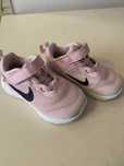 Детски маратонки Nike за момиче.Номер 23,5 цена 30 лв за чифт.