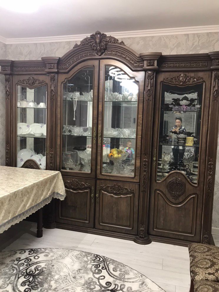 Стенка горка, стол, 12 стульев