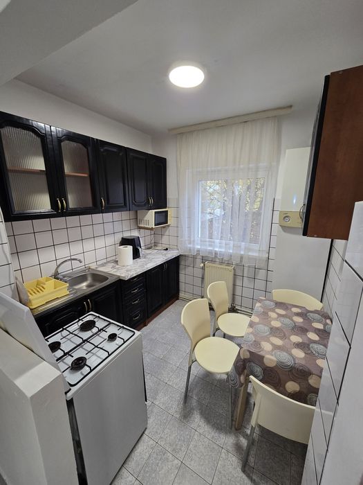 Inchiriez apartament cu 3 camere decomandate, et 1 str. N. Balcescu