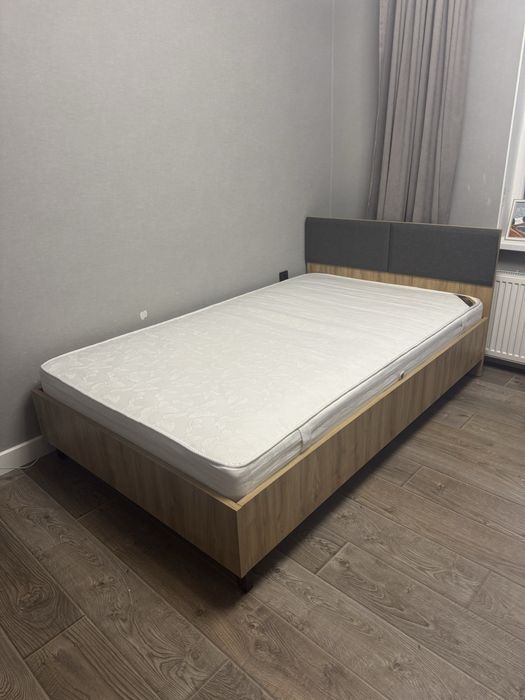 Кровать с матрасом