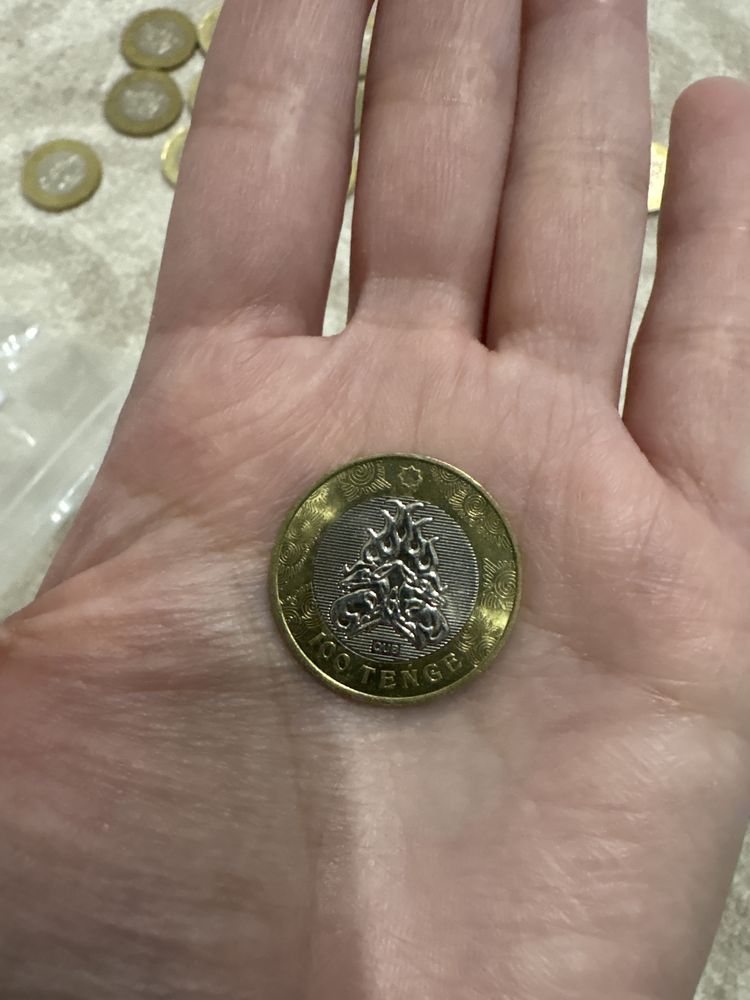 Монеты номиналом 100 тенге