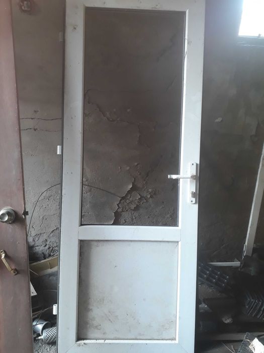 дверь пластиковая  продам