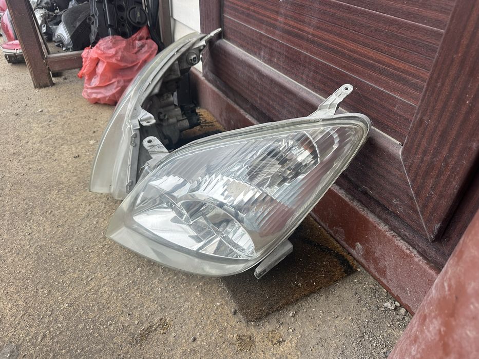 Фар/Фарове за Тойота Корола Версо 2001-2004г!