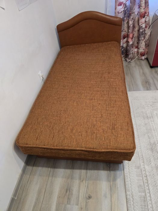 Vând pat de o persoană tapițat