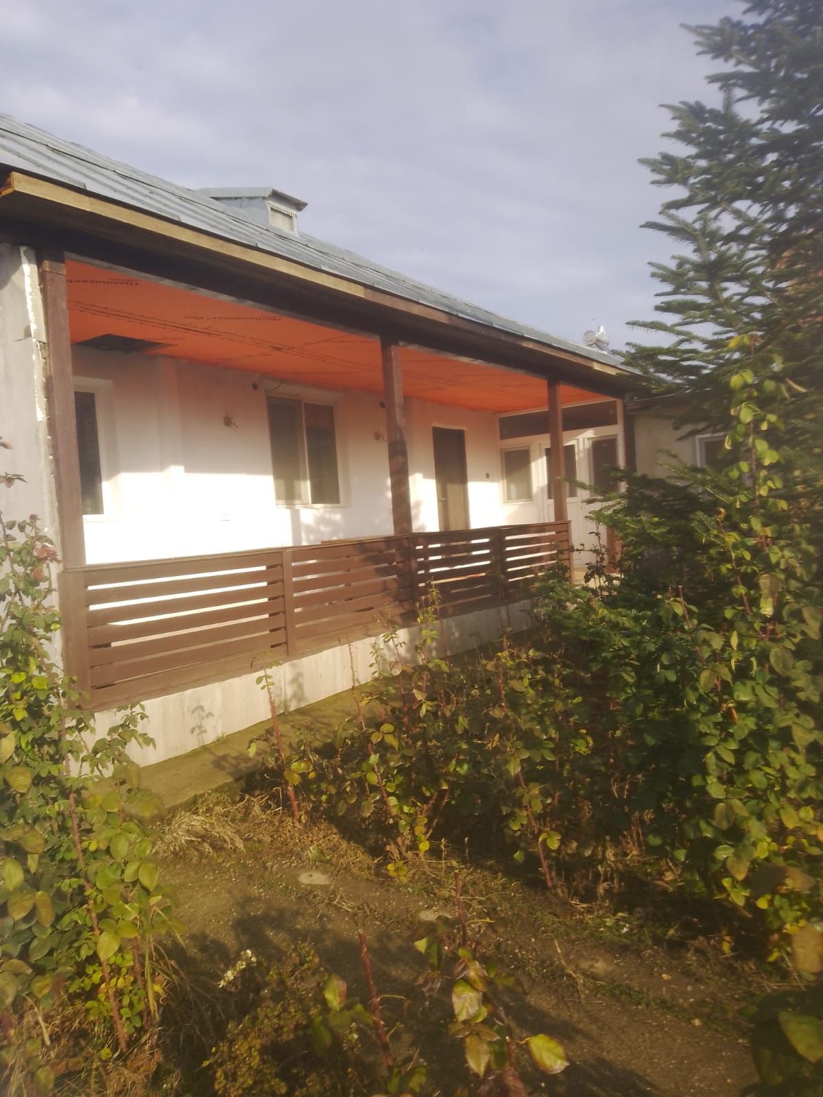 Vând casa locuibilă si teren in comuna Izvozrele / Teleorman