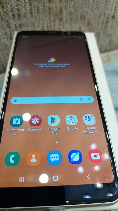 samsung A8+смартфон