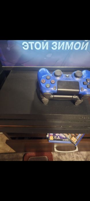 Продам PS 4 PRO Хорошем состояний с играми