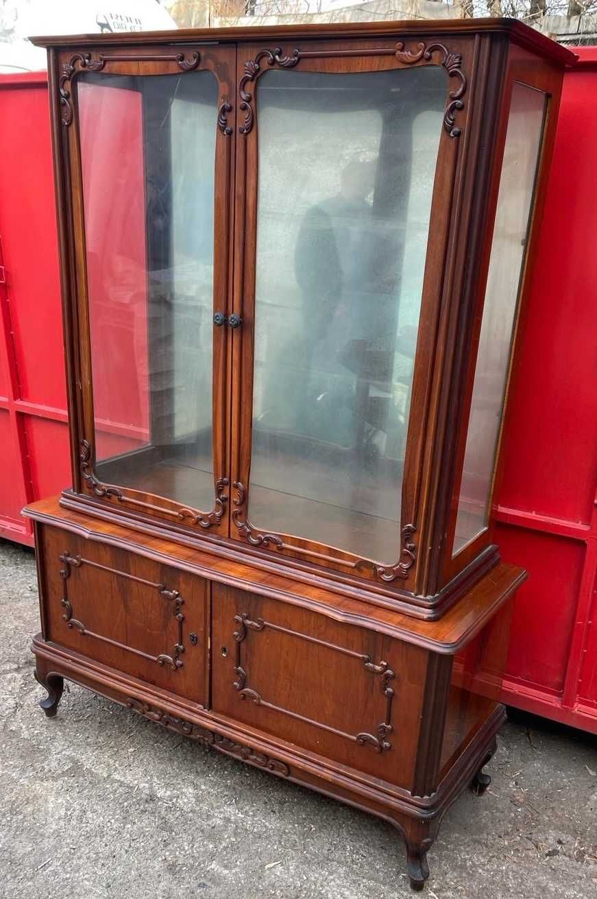 Vitrina Vintage cu ornamente si polite de sticla; Biblioteca cu usi