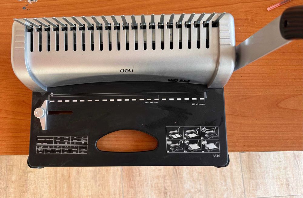 Доска, стеллаж, стол, стул, переплётный аппарат и другое.