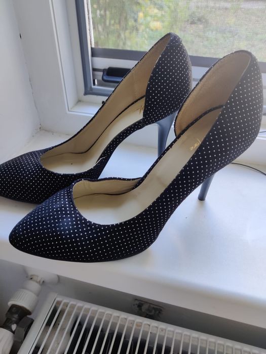 Vând pantofi cu toc