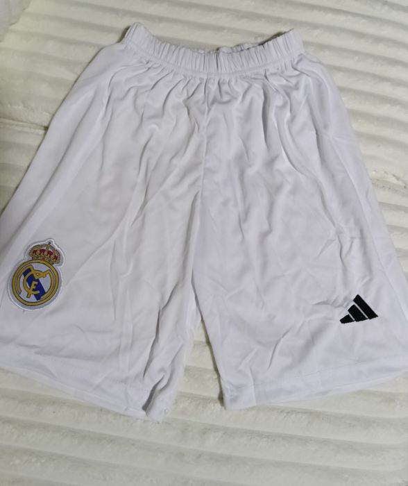 Vând 2 tricouri absolut noi, unul cu tot cu short.Fotbalisti celebri