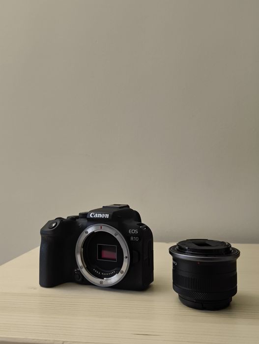 Canon EOS R10 30k cadre + obiectiv canon rf 18-45mm f4.5-6.3 + baterii