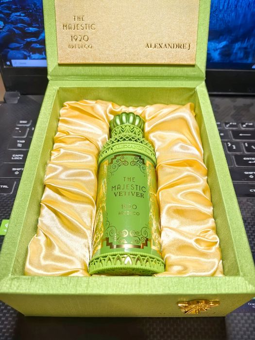 Vând parfum de nisa Alejander J Majestic Vetiver