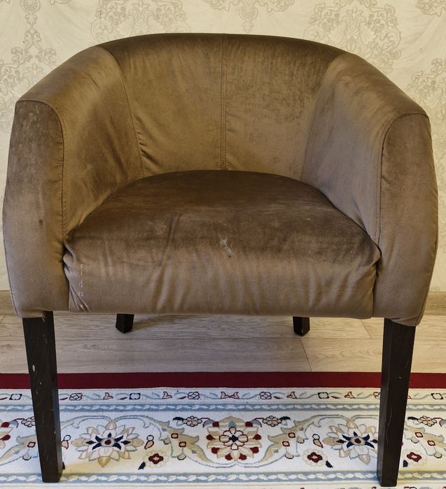 Продаются 2 кресла , состояние среднее , на прочных ножках