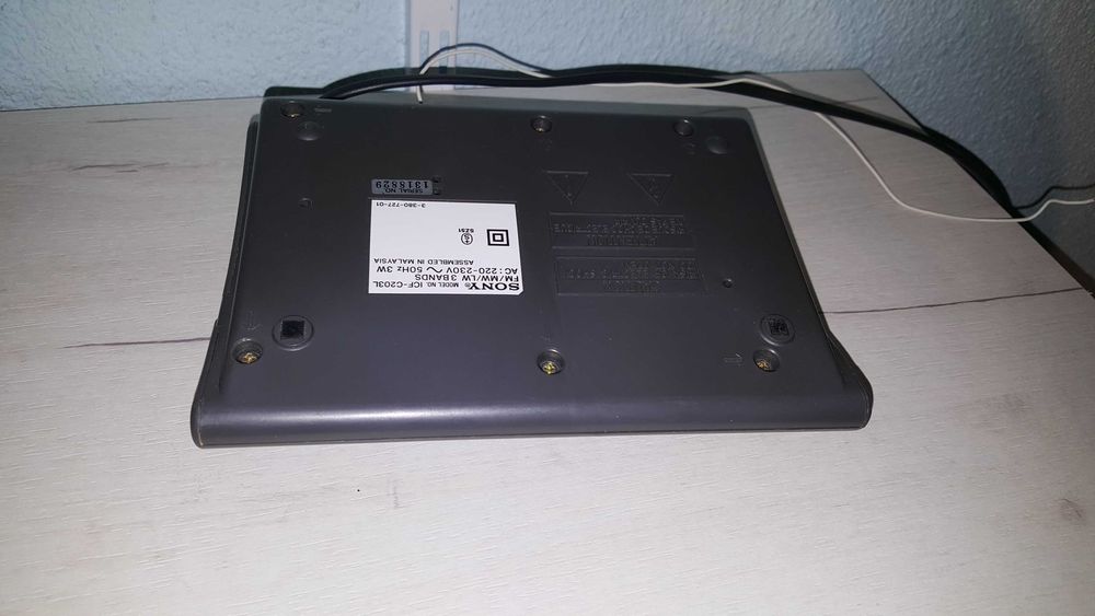 Compact desktop radio Sony ICF C203L LW/ MW/ FM  (Japan)