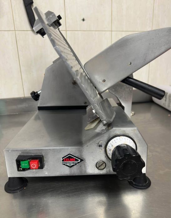 Продавам колбасорезачка 30 см диаметър на ножа