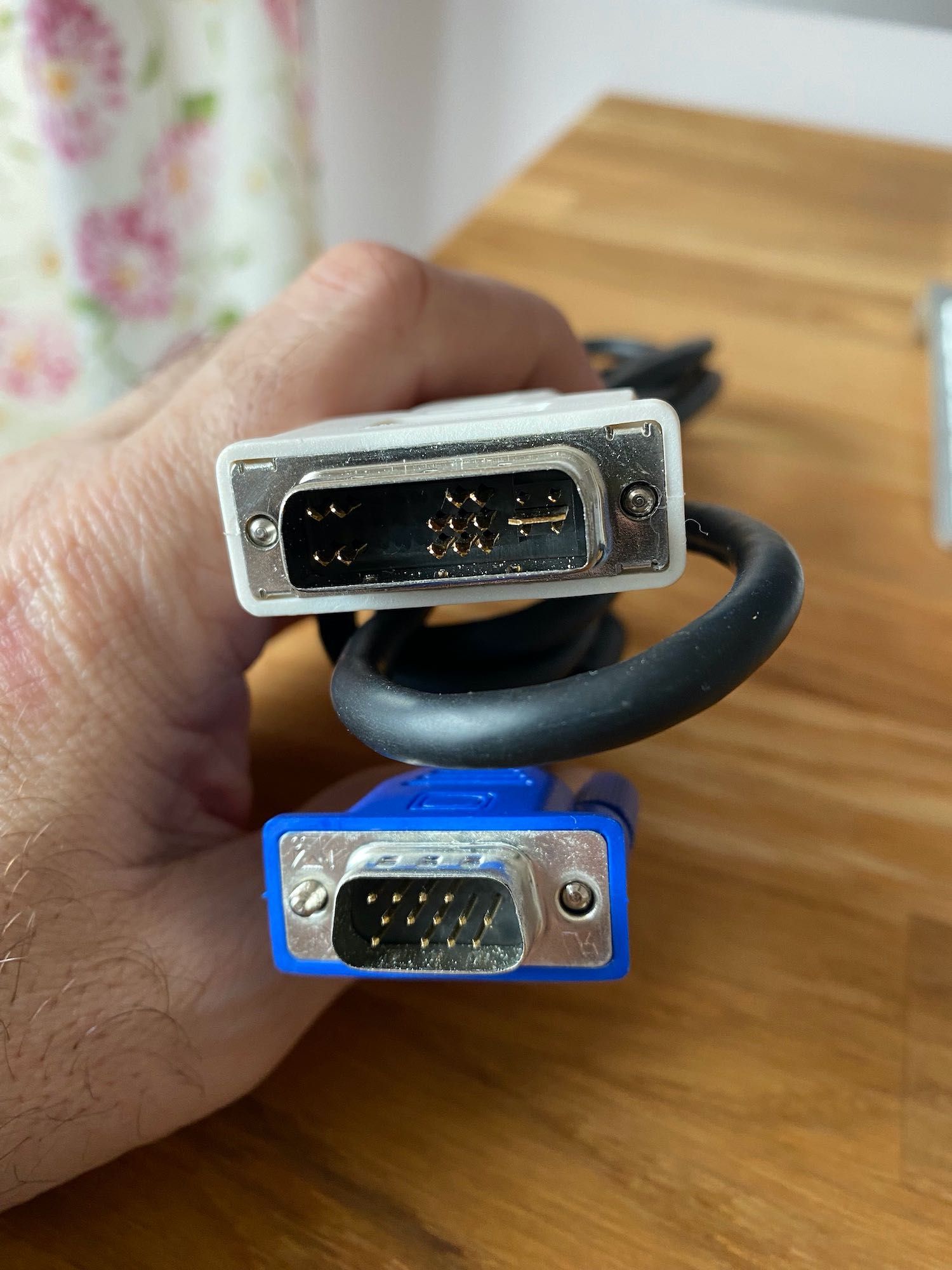 Кабели mini DVI към DVI и към VGA