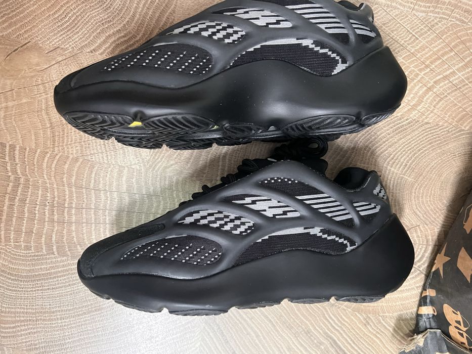 Adidas Yeazy 700 dark glow mar 38