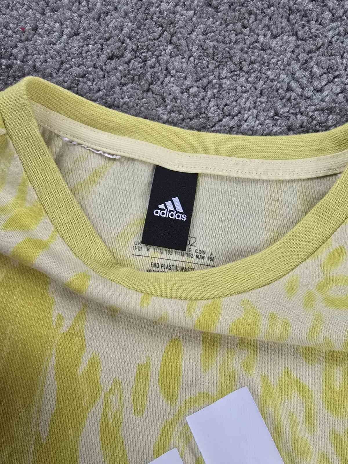 Дамска оригинална тениска Adidas 
По етикет Размер  /152/ 
11 - 12 г з