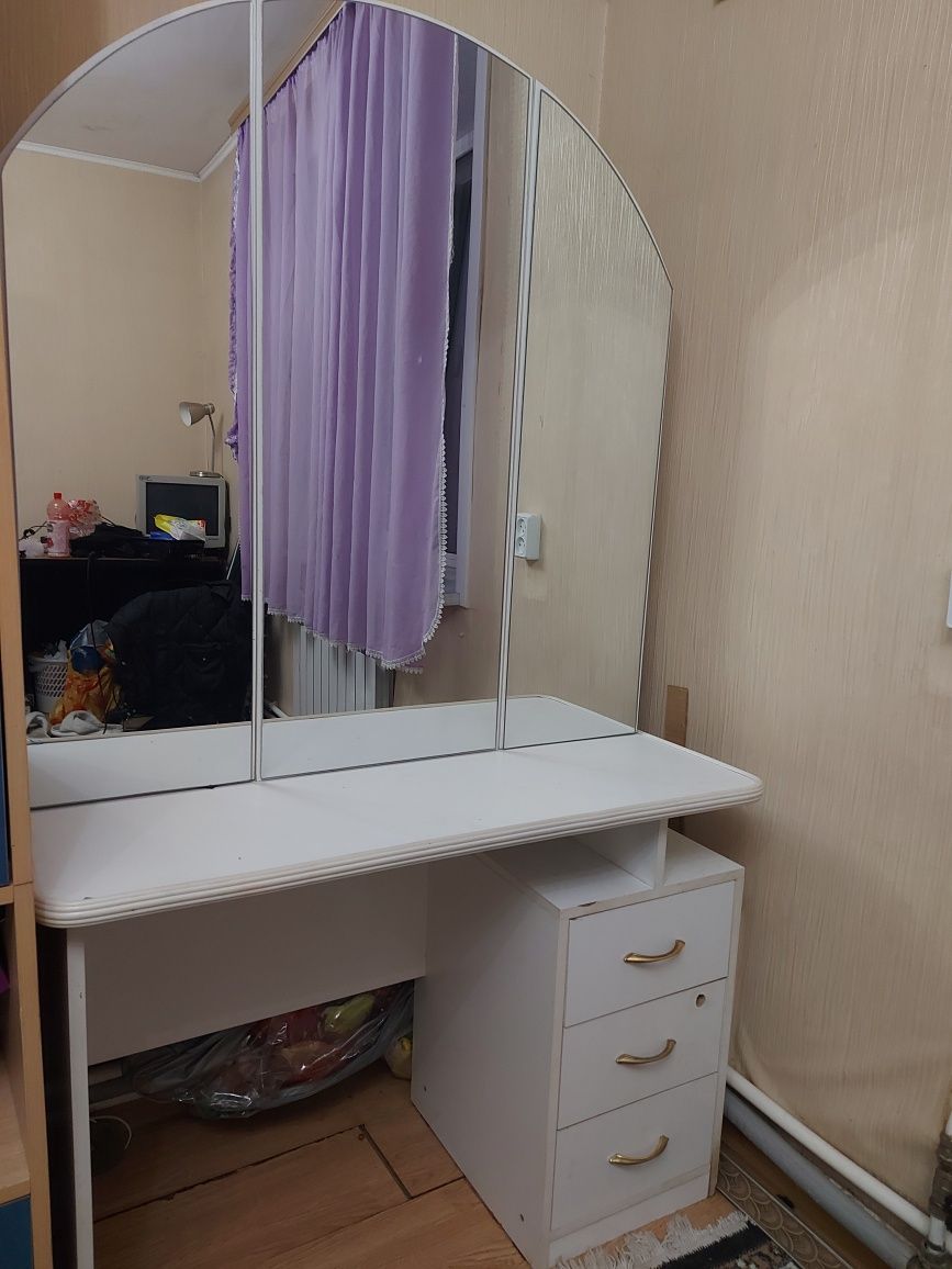 Продам трюмо для спальни белое и кофе с молоком