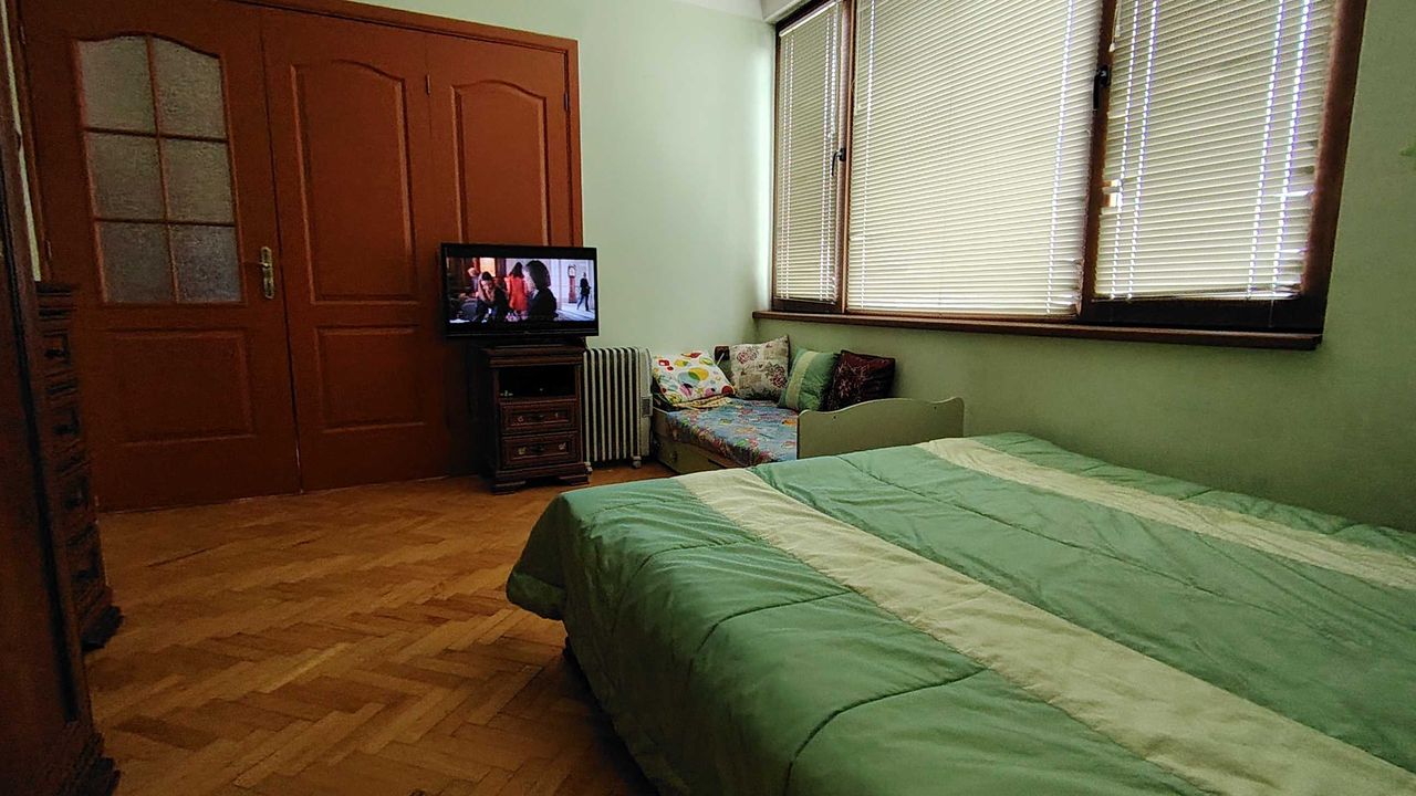 Дава се под наем Тристаен апартамент в Пазарджик, Център - 100 кв.м за 357 € - Снимка #4