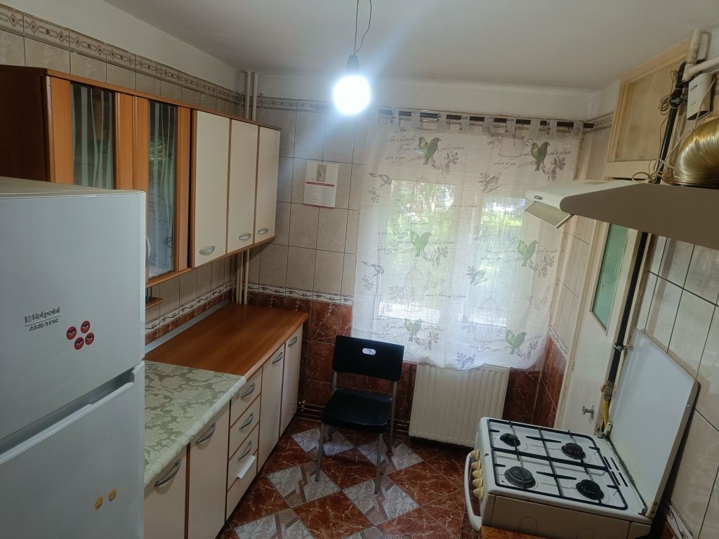 Ofer spre închiriere apartament 2-3 cam